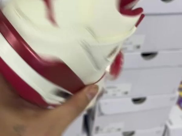QC-Foto eines Sneakers vor dem Versand