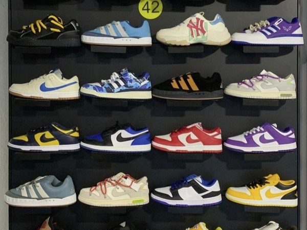 Sneaker-Regal mit Modellen im Lager